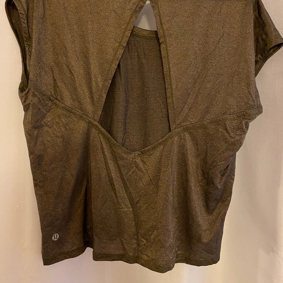 Metallic green lulu crop size 6 - Picture 4 of 4